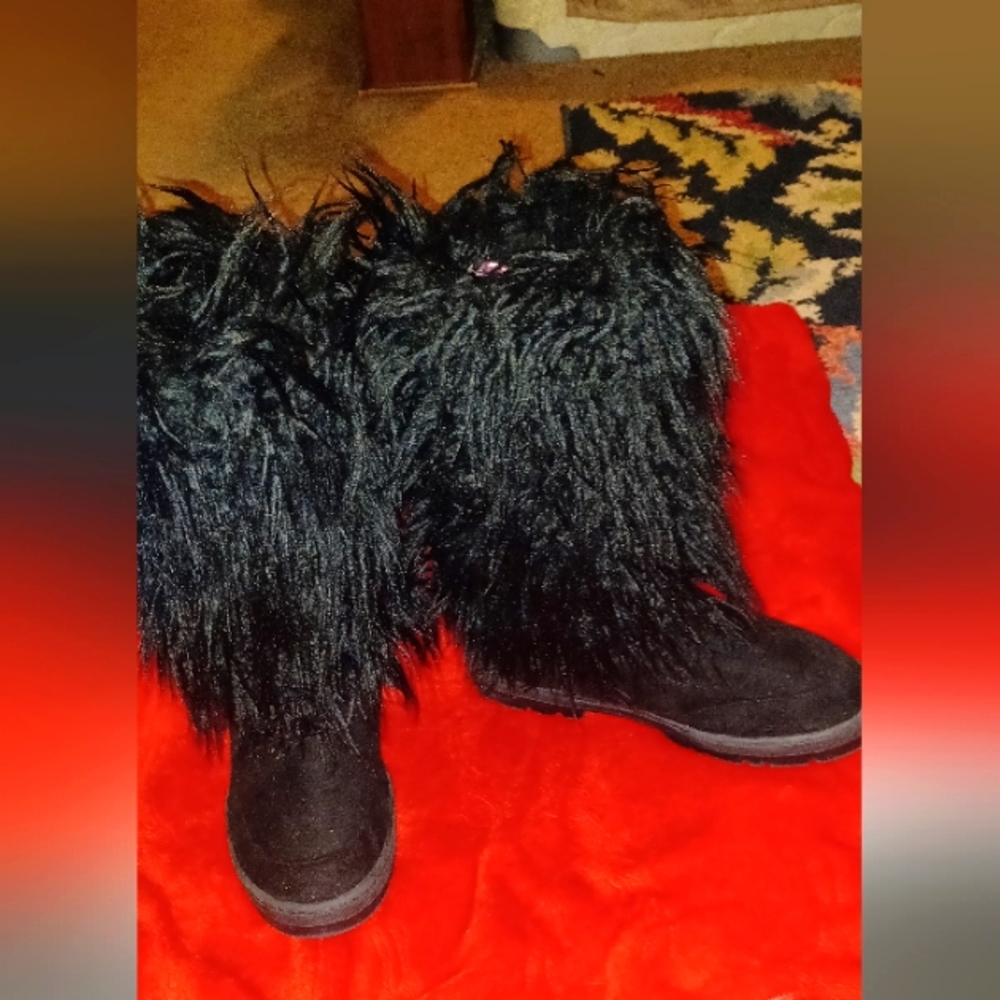Nice, worn once warm boots, casual size 8